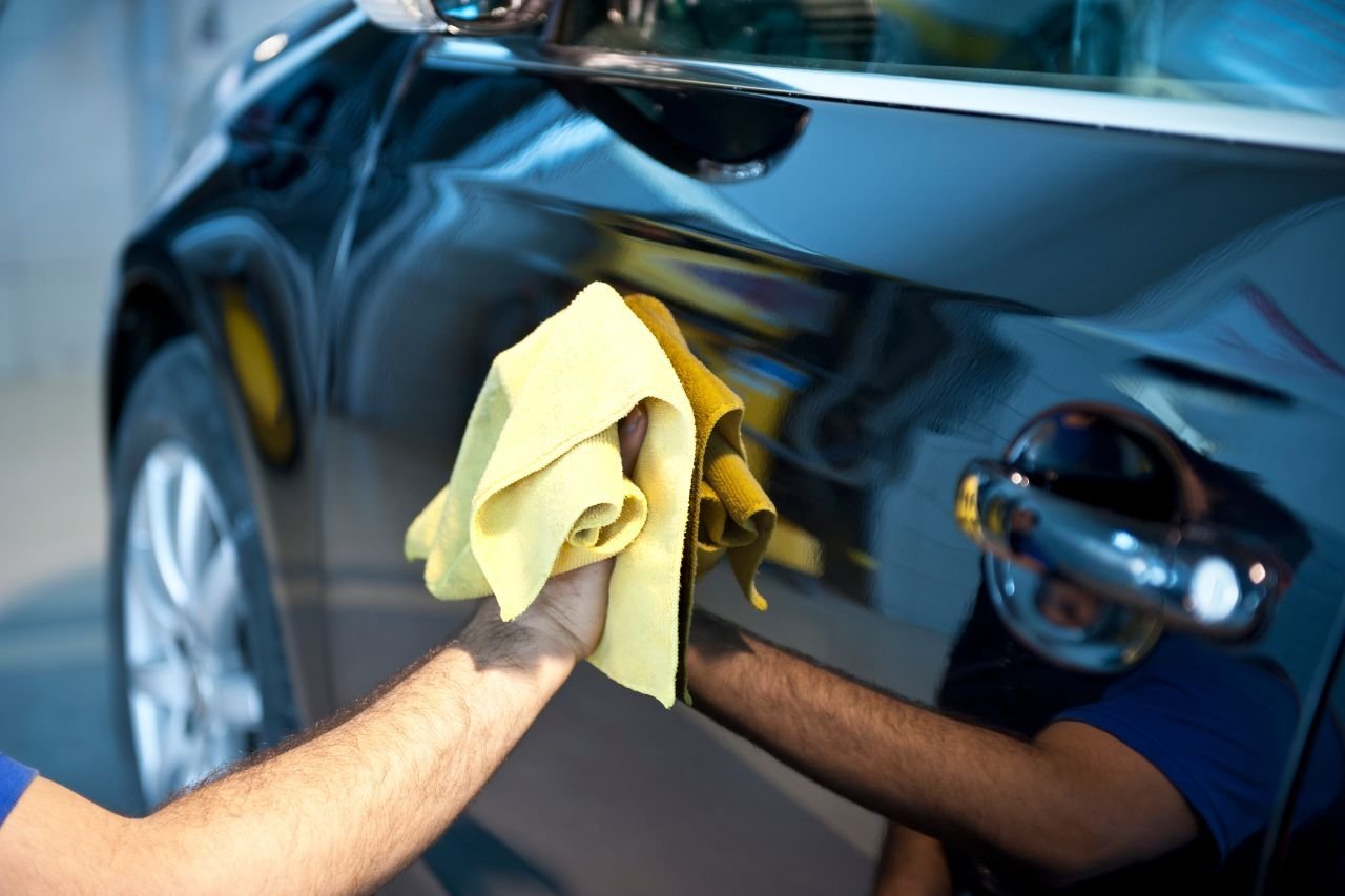 Limpieza de puerta en página de Desabollado sin pintar para coches